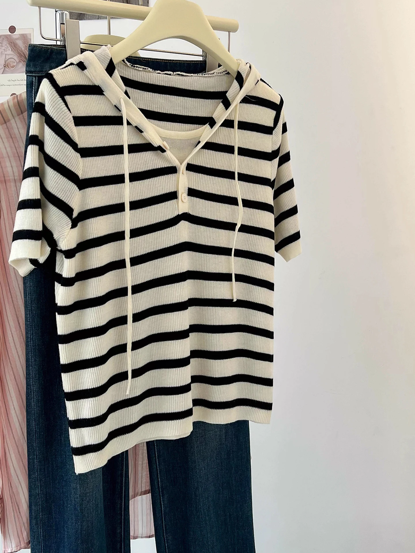 ゆったりとした韓国風ニットトップス、ドローストリングフード、カラーブロック、夏のカジュアル、通気性のある半袖セーター（女性用）