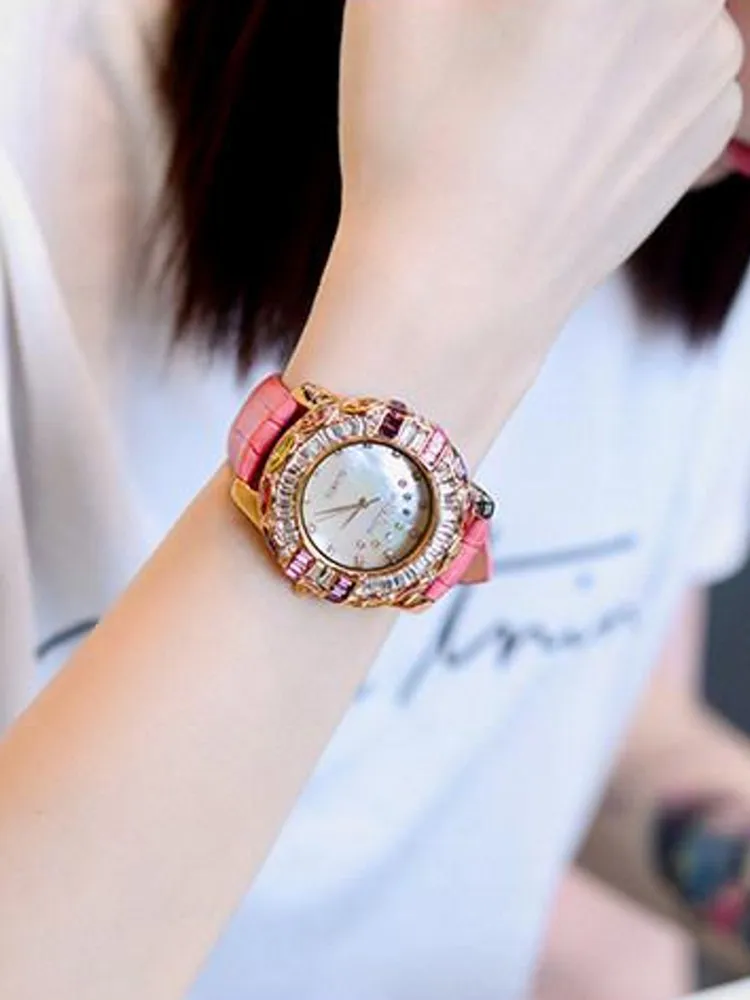 2026 New Fashion Womens Luxury Wristwatch Needle Buckle Strap Designer Shiny Diamonds Round Quartz Watch Elegant Office Ladies