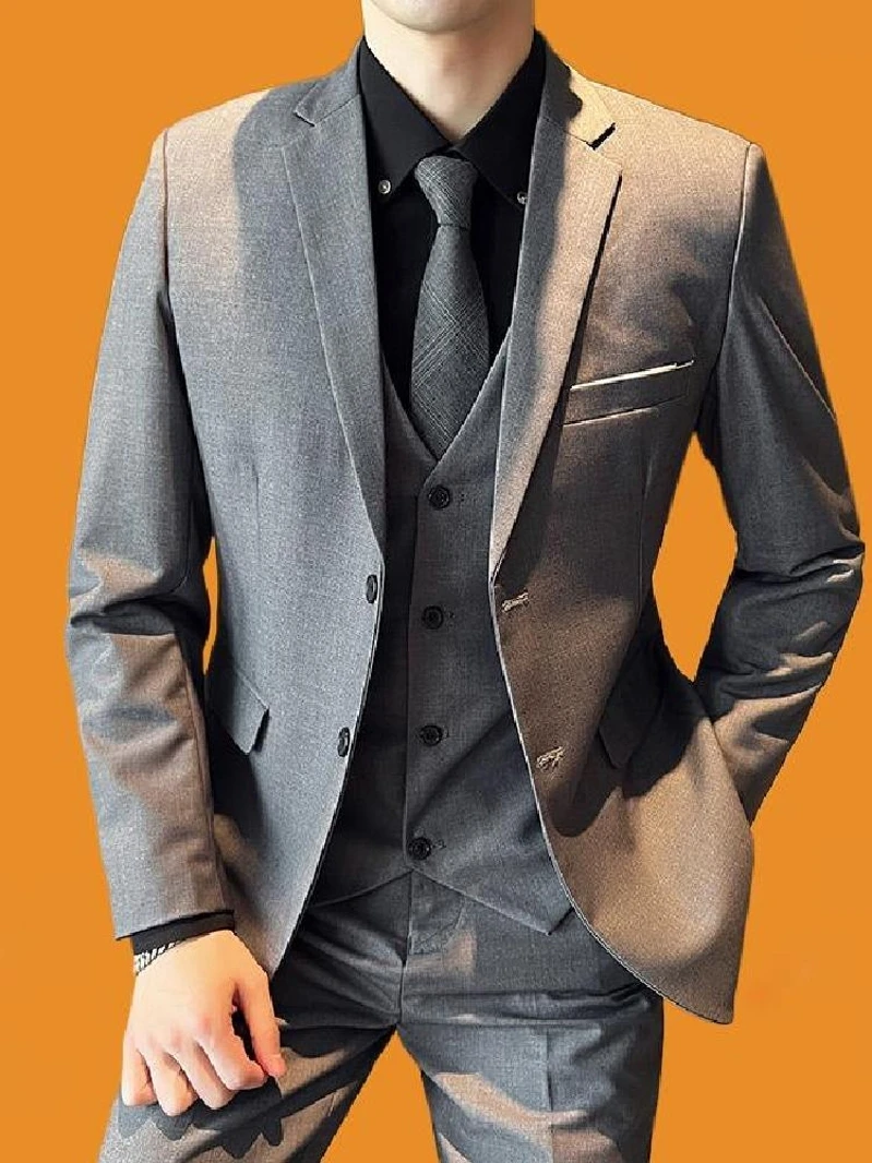 

Модный приталенный костюм-тройка для мужчин: для работы, свадьбы, деловых встреч. Новинка в корейском стиле. Из смесовой полиэстеровой ткани.