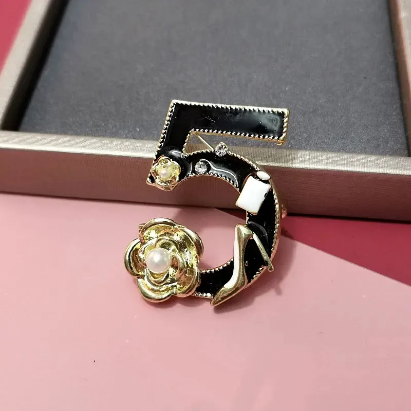 No.5 Pearl Camellia Brooch Black Enamel Gold Pin Rhinestone High Heel Decor for Coat Scarf Elegant Jewelry Gift Women