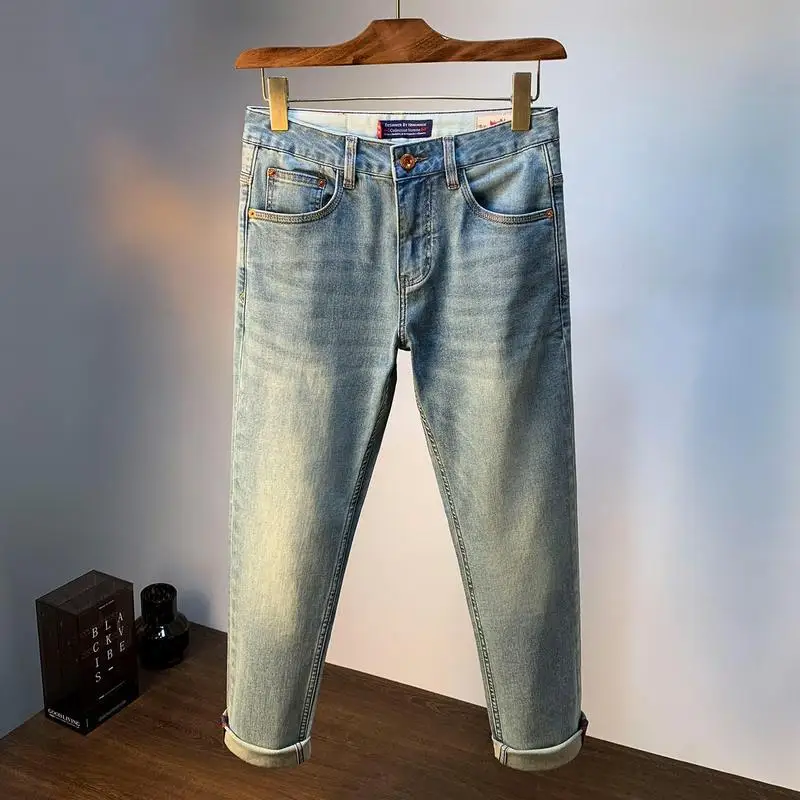 High-quality summer men's jeans, stylish light blue color, fashionable and simple, men's casual pants made of stretch denim.