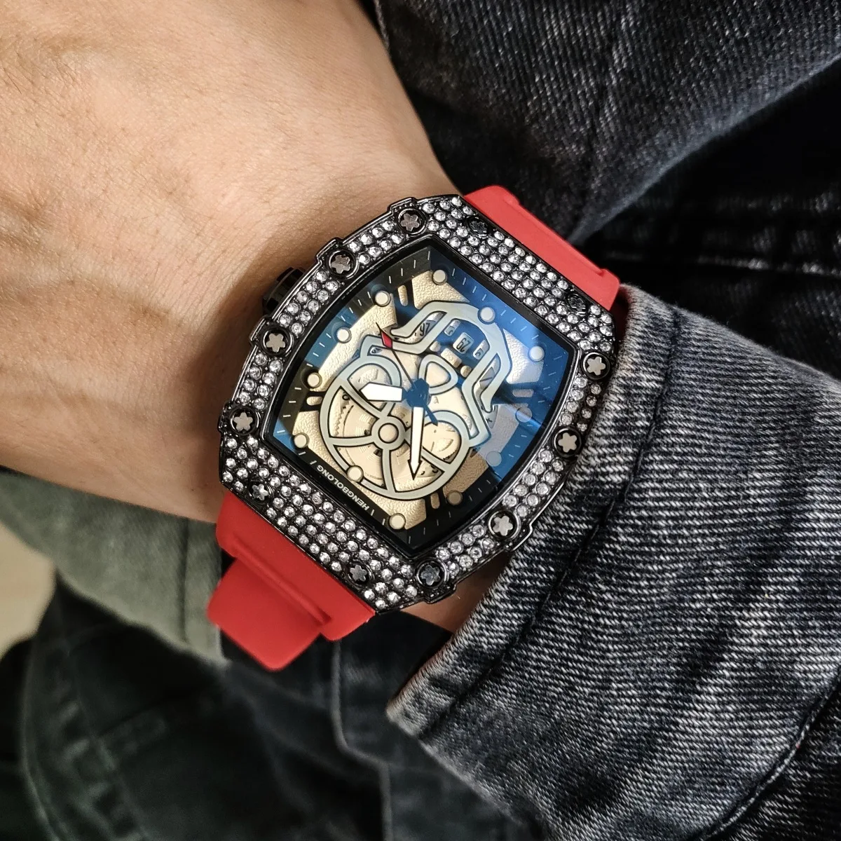 Tonneau Unique Creative Quartz Watch Men Skeleton Skull Dial Diamond Case Decorative Dial Luxury Men Watches Sport Strap Watch