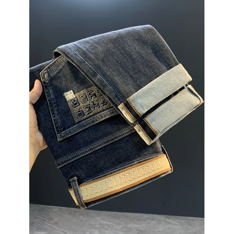 

Новинка 2023 года, мужские джинсы в стиле ретро, осенние универсальные уличные утягивающие эластичные джинсовые брюки с вышивкой и принтом, маленькие брюки