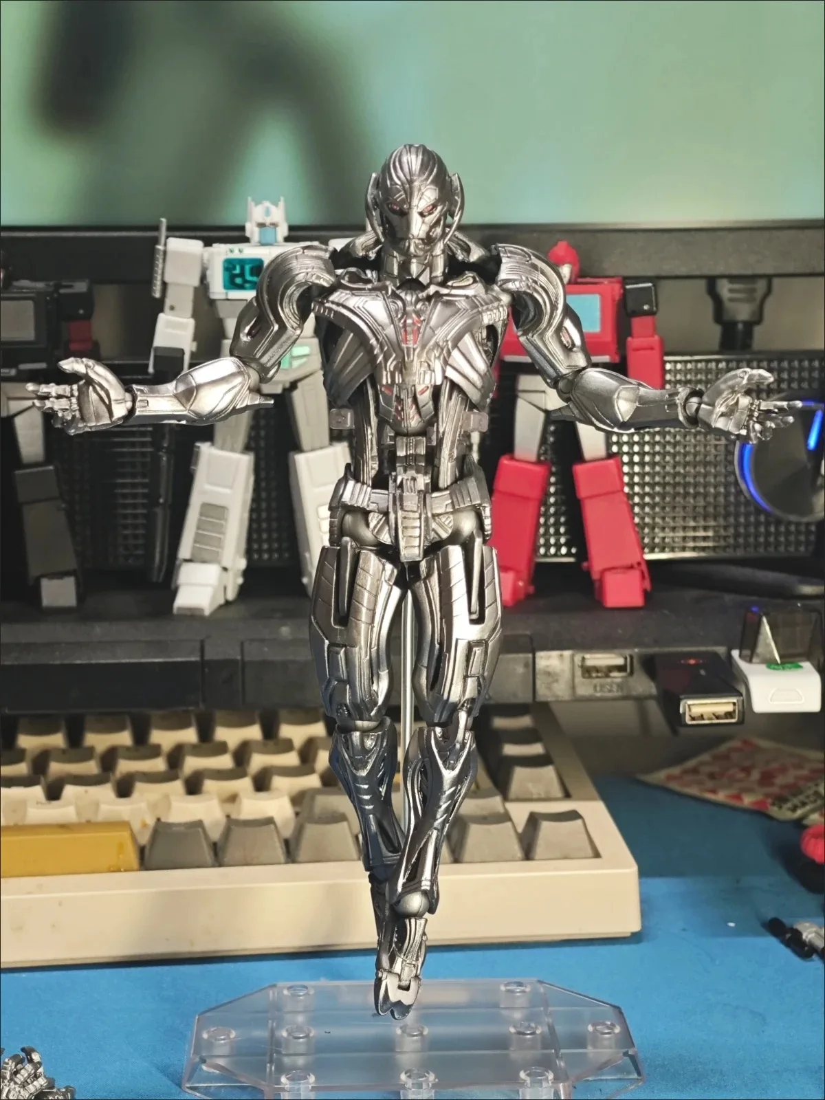

In Shock Ultron Action Figures Amazing Yamaguchi Anime Collection Ko Model Desktop Oranment Toys Gift