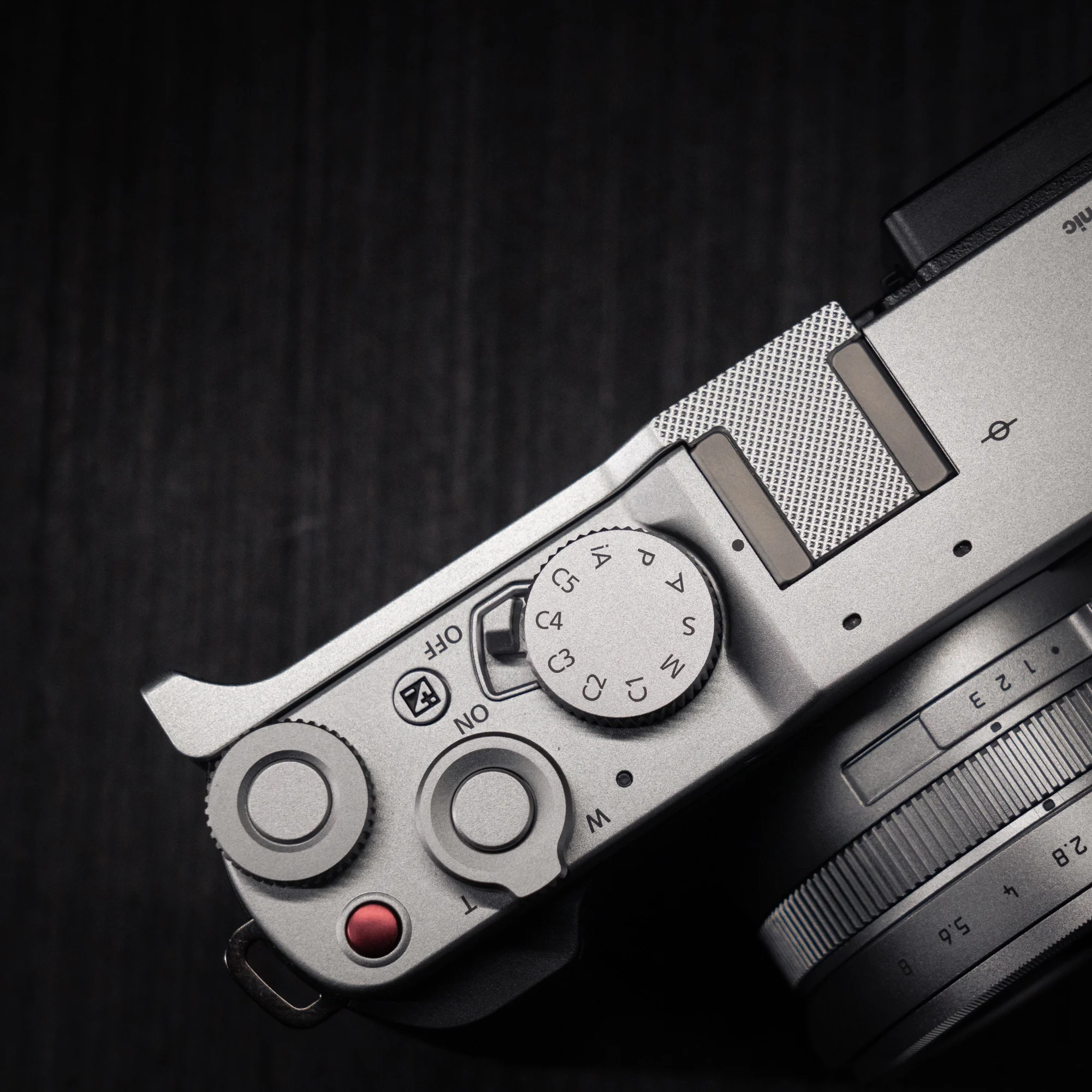 Aluminium-Metall-Handgriff für Panasonic LUMIX L10 Kamera, ergonomisch gestaltet. – Detail 5