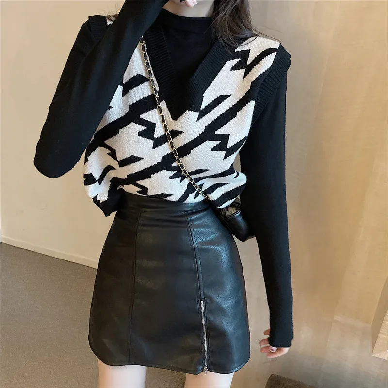 

Chic Preppy Style Korean Plaid V-Neck Knit Vest Women New Fashion Layering Cropped Sleeveless Top Versatile Outerwear Wear