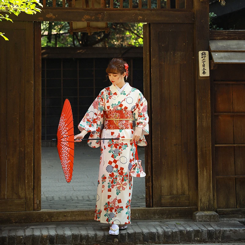 Kimono de chica divina estilo japonés kimono japonés estilo femenino flor de cerezo temporada fotografía kimono yukata
