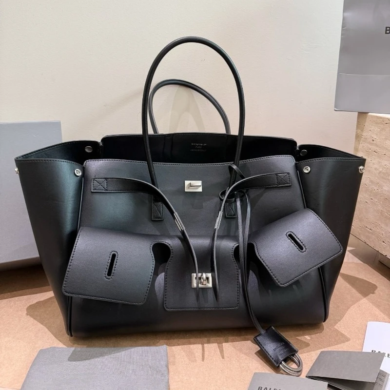 

Новая женская сумка-тоут 2026 года: вместительная, из натуральной кожи, с ручками, модная, в стиле мотоциклетной сумки, с пряжкой, нейтрального цвета