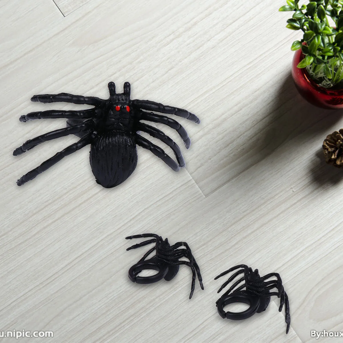 20 ชิ้นมินิแมงมุมแหวนสีดําฮาโลวีนปาร์ตี้โปรดปรานอุปกรณ์พลาสติกตกแต่ง