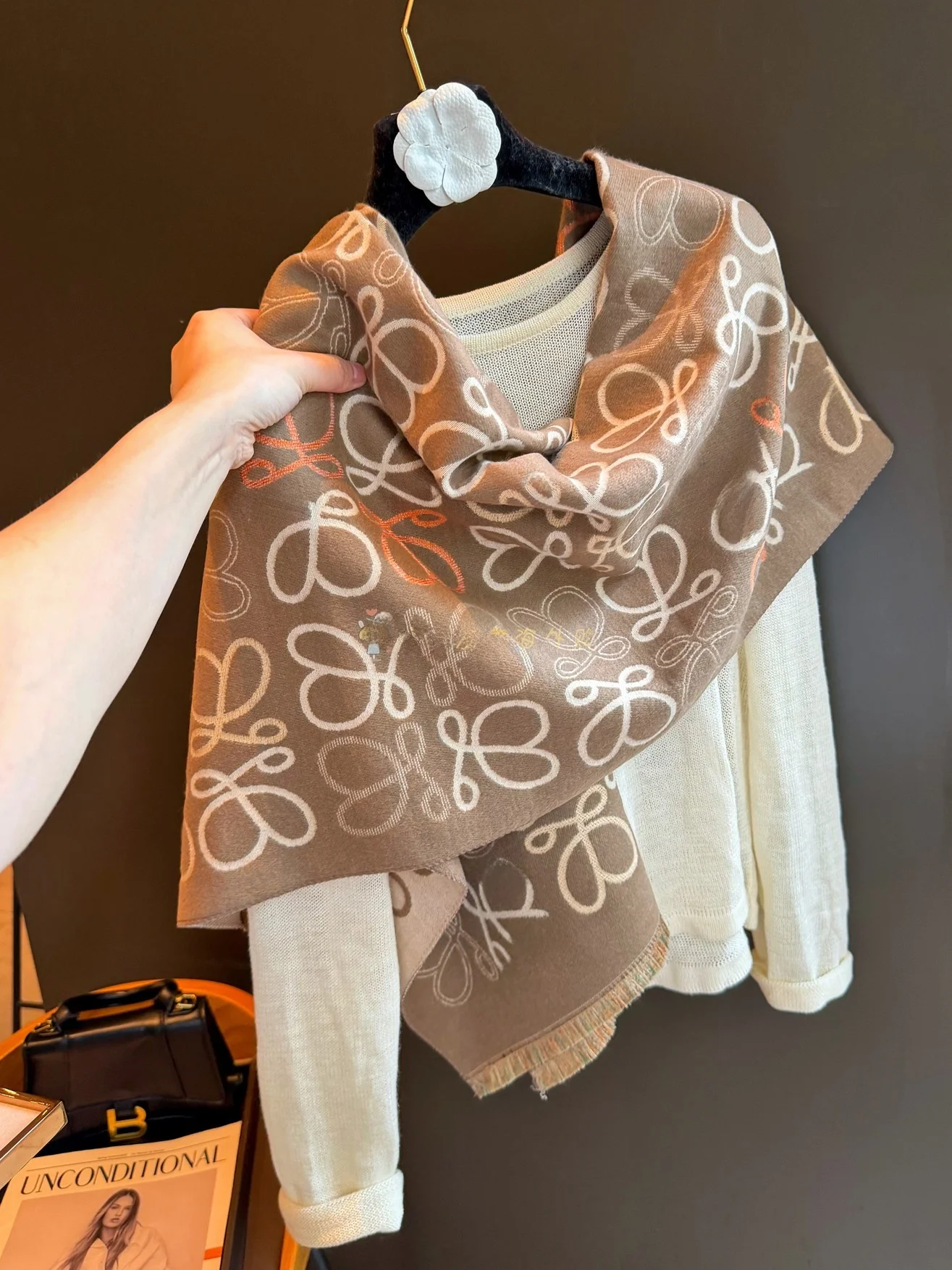 Echarpe-classique-bicolore-en-cachemire-pour-femme-nouveau-style-automne-hiver-chale-d'epaule-style-old-money-echarpe-chaude-a-motif-geometrique
