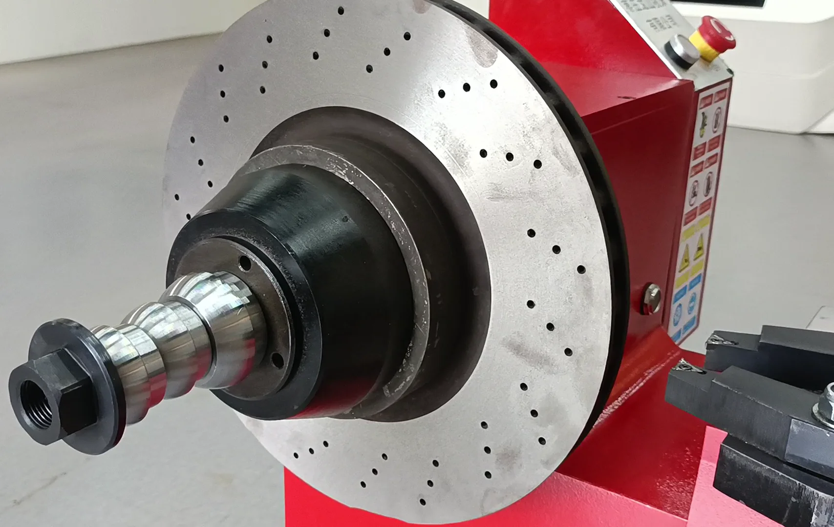 Economic Automobile Tyre Brake Drum Disc Grinding Cutting Lathe C9335A Skimming Machine