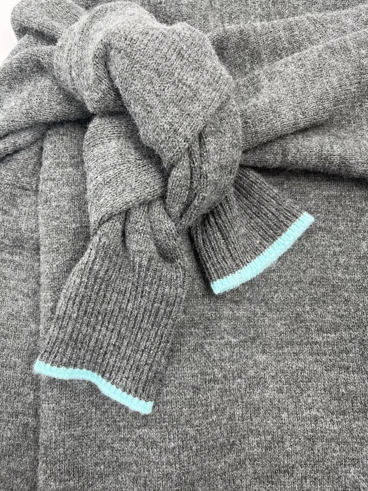 Europejski i amerykański styl, nowa kolekcja jesień-zima 2025, modna odzież damska, uniwersalny, luźny sweter z odkrytymi ramionami.