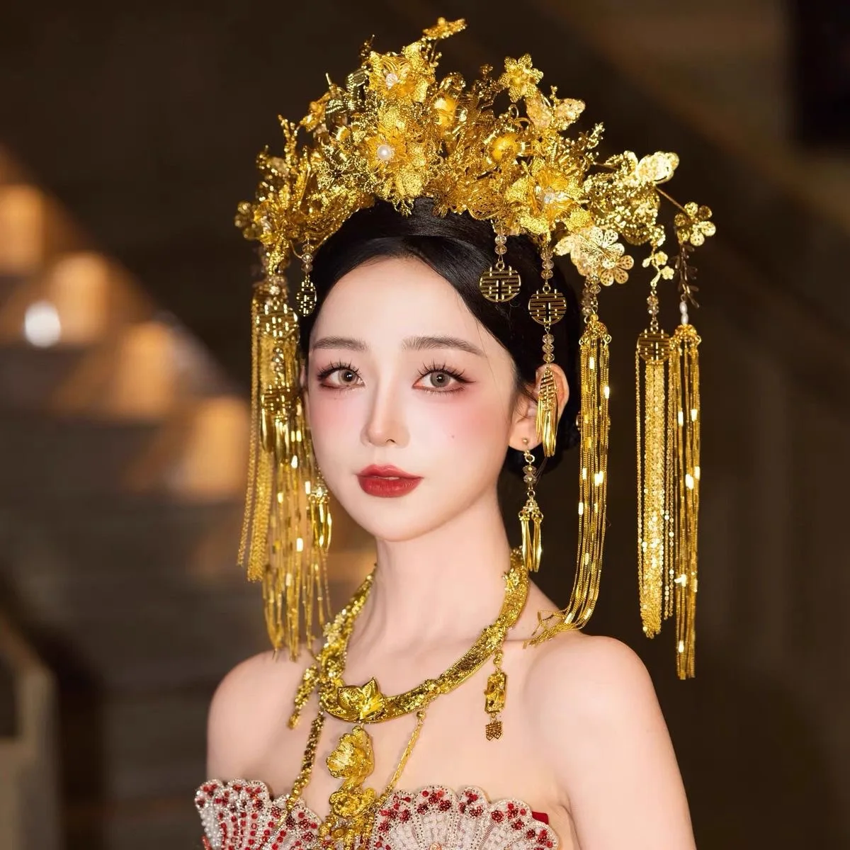 bride's-luxury-gold-fengguan-headwear-hanfu-wedding-dr-dragon-and-phoenix-gown-whole-crown-traditional-chinese-wedding-sle