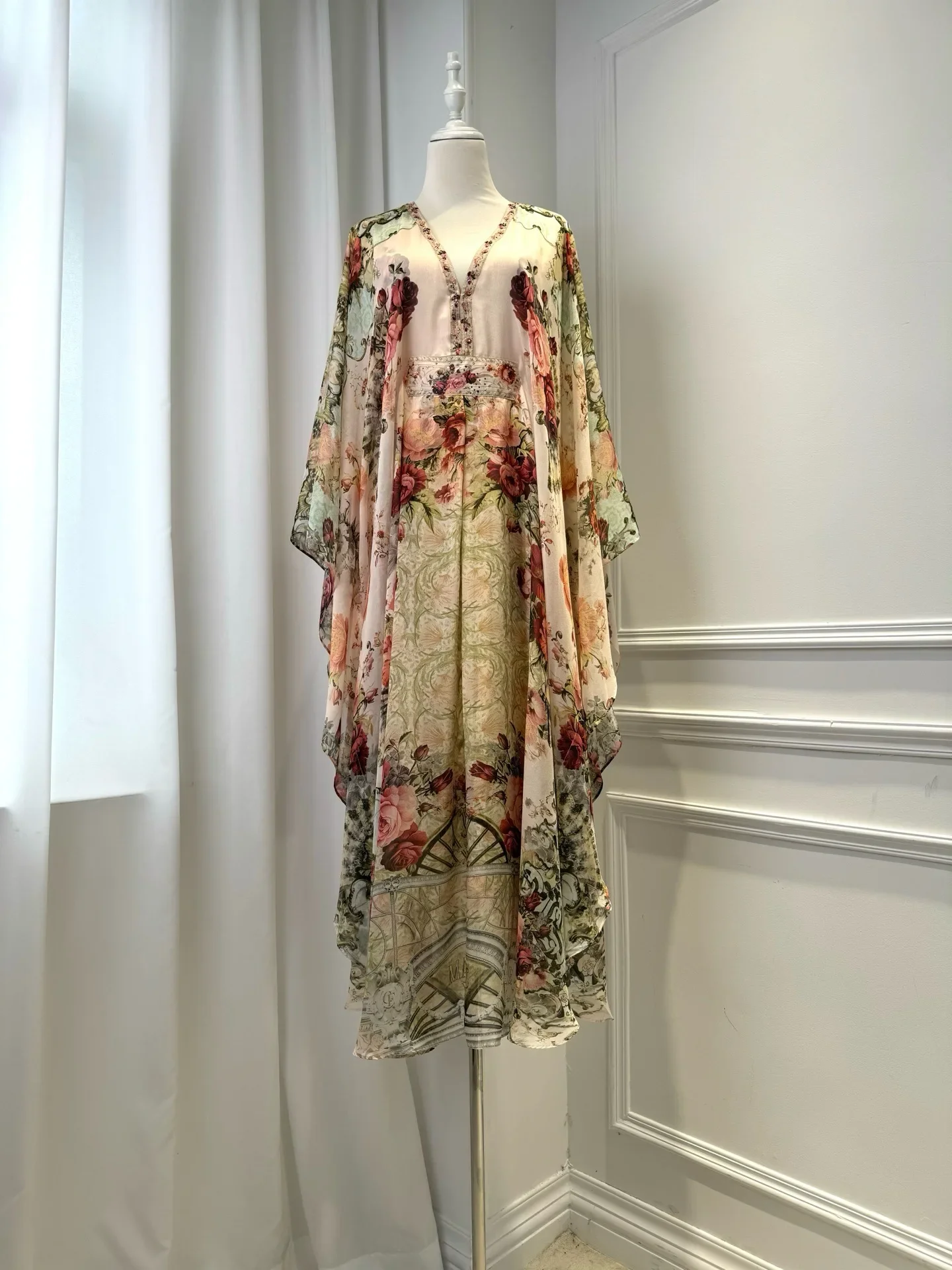 

Женское платье макси из 100% шелка с розовым принтом, свободный женский халат с v-образным вырезом и рукавами «летучая мышь» и кристаллами