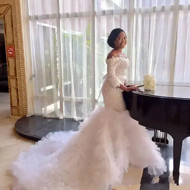 Robes de mariée personnalisées à manches longues, épaules dénudées, perles, dentelle appliquée, ceinture à plusieurs niveaux, charmantes robes de mariée sirène en Tulle africain