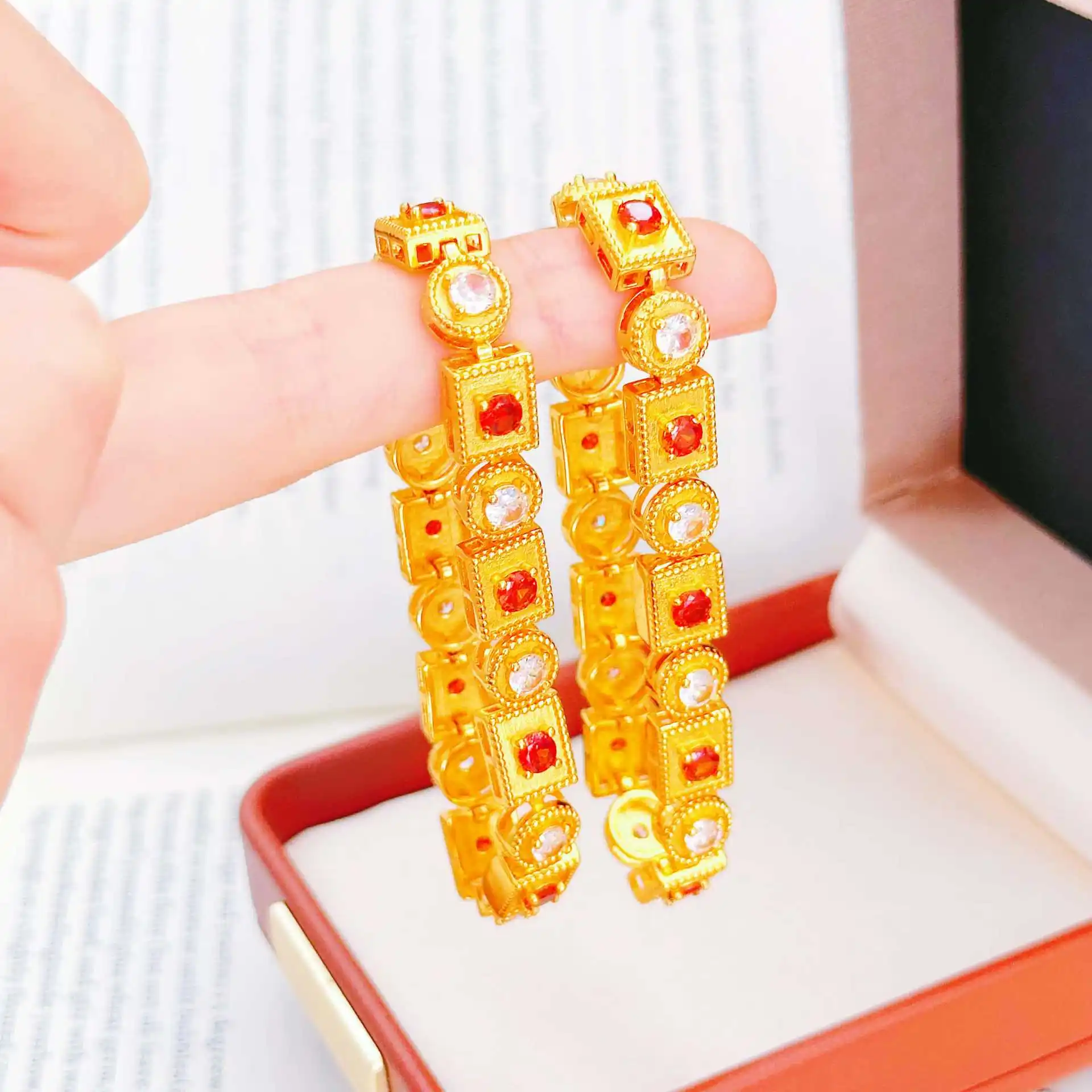 

Classic & Timeless Diamond-set Vintage Geometric Bracelet For Women 24K Gold AU999 | Grand style, never out of date