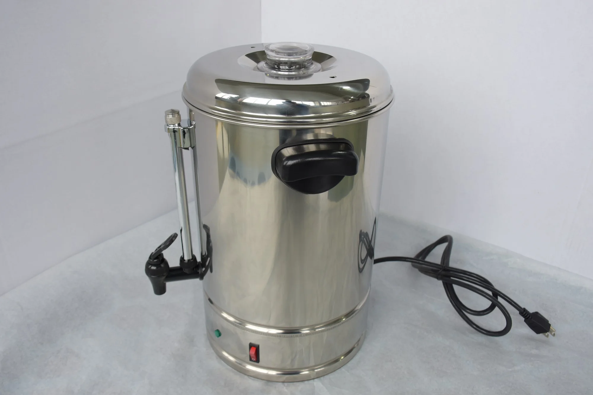 Cafeteira elétrica com equipamento buffet para servir leite e água