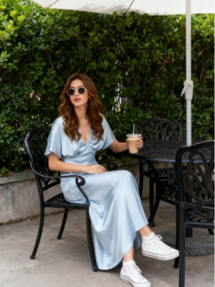 فستان أنيق من الساتان بطيات طويلة للنساء سادة بياقة على شكل v وأكمام قصيرة فساتين طويلة للسيدات لصيف 2025 أنيقة للحفلات المسائية