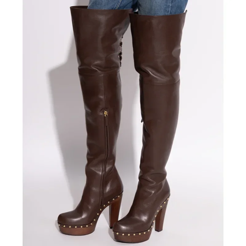 

Модные женские сапоги-ботфорты из кожи с металлическими заклепками, на платформе, с острым носком, квадратной молнией и ремешками, новинка