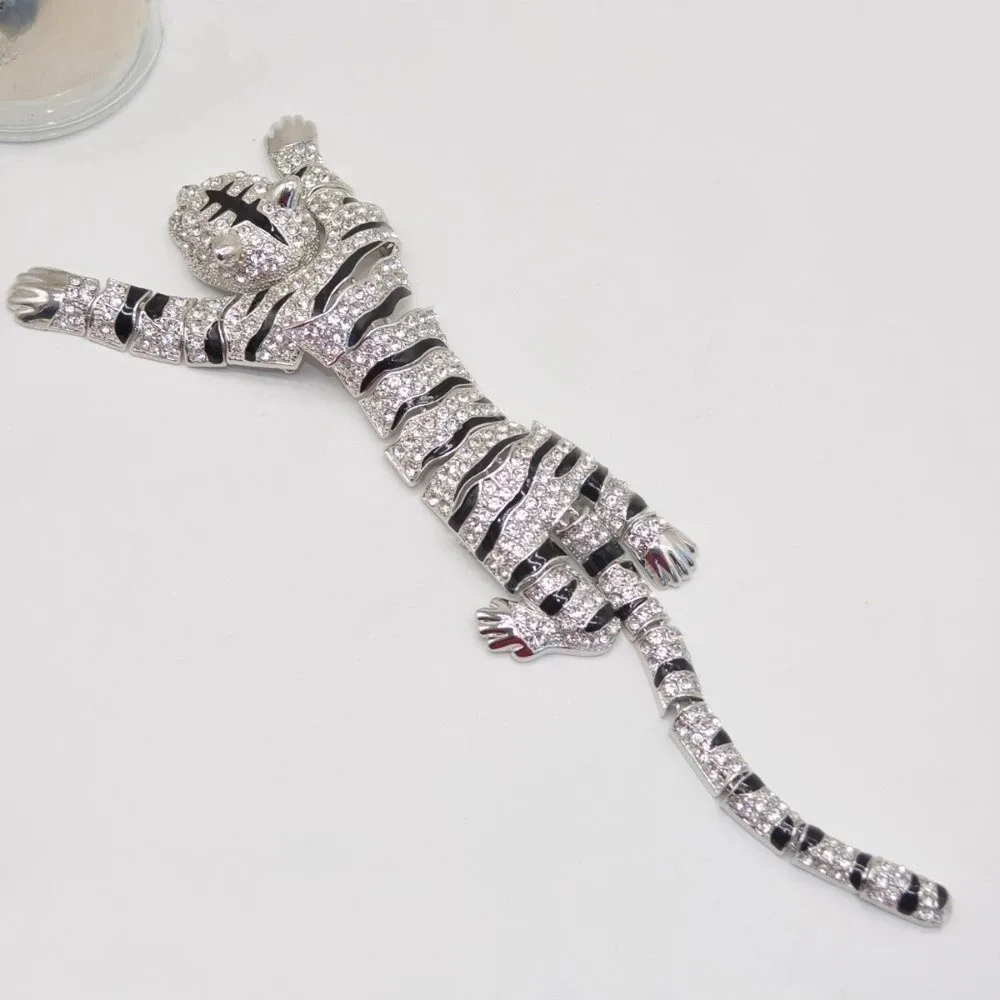 Elegant Shoulder Decor Brooch Light Luxury Rhinestone Large Tiger Brooch Vintage Exquisite Shoulder Flash Suit Accessories
