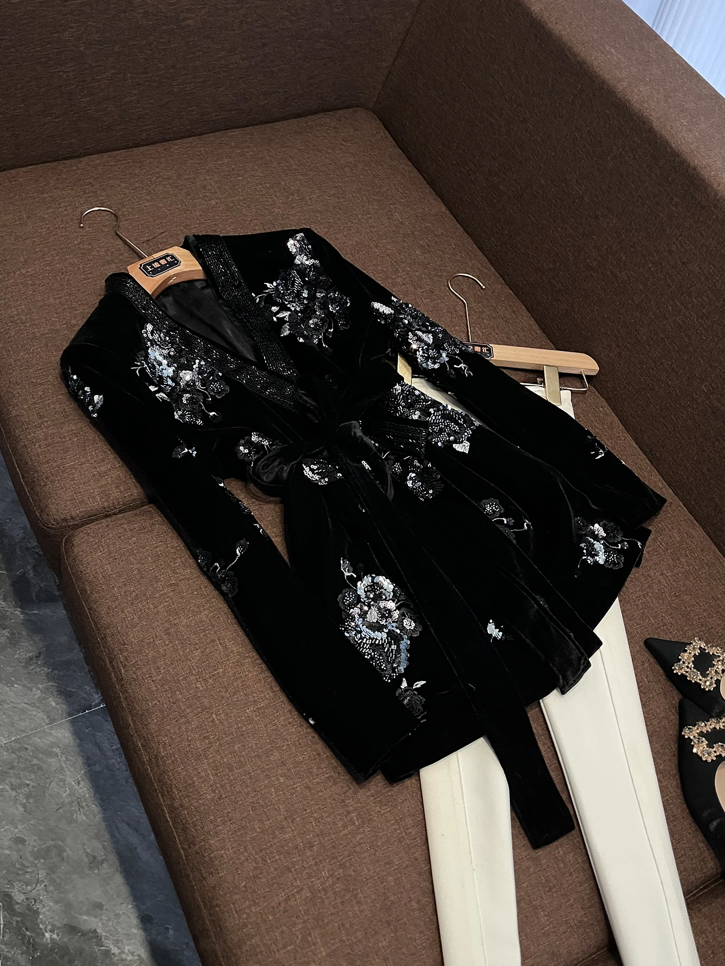 

Новый женский костюм 2026 года: куртка с вышивкой розами в китайском стиле, тяжелая вышивка, приталенный крой, винтажный дизайн, высокое качество, осень-весна, повседневный модный стиль