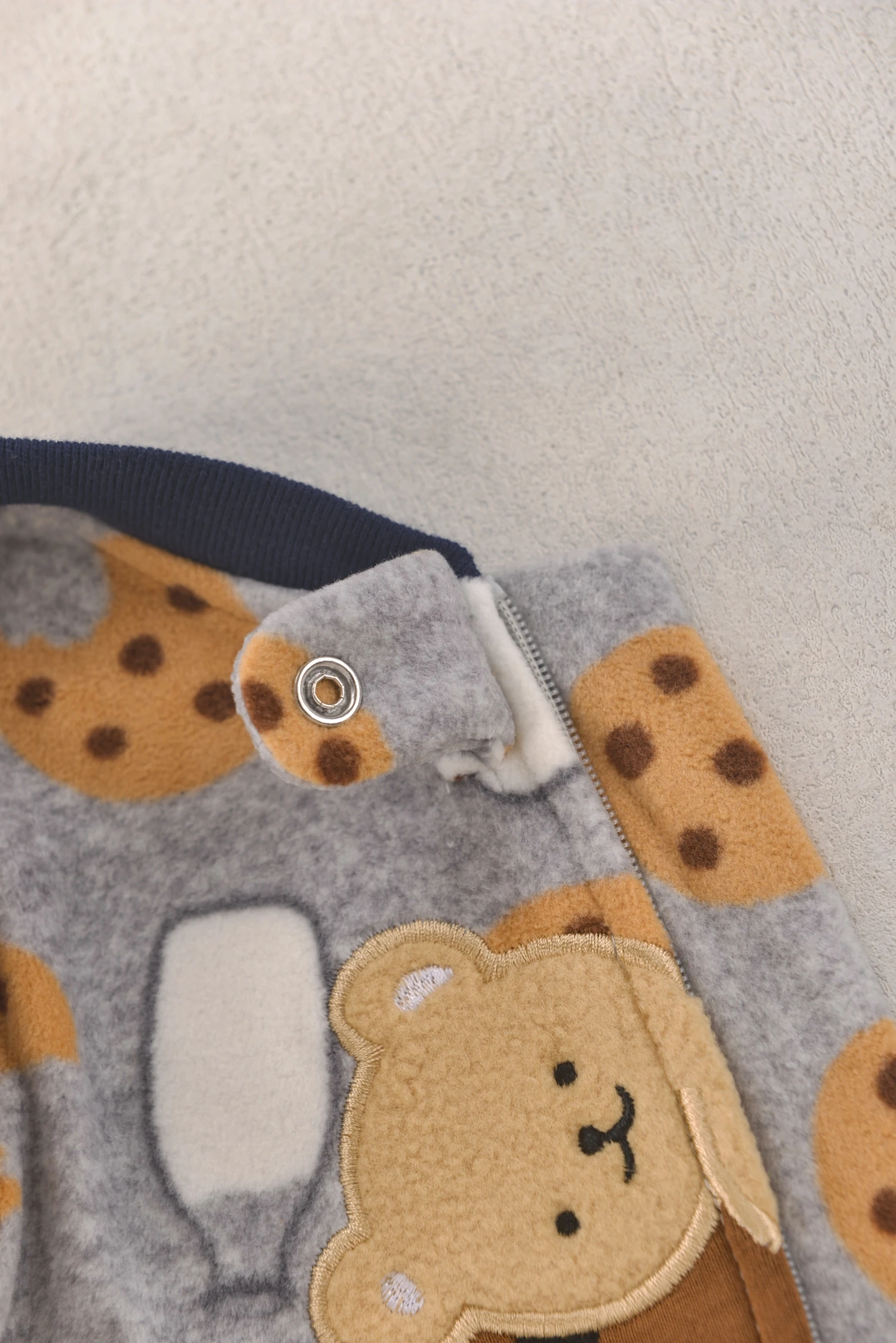 Baby-Strampler für Jungen aus Polar-Fleece mit Füßlingen, gestreift, mit Cartoon-Motiv, süßer Tierstickerei, Reißverschluss, für Herbst und Winter, warme Babykleidung, 3–9 Monate. – Detail 7