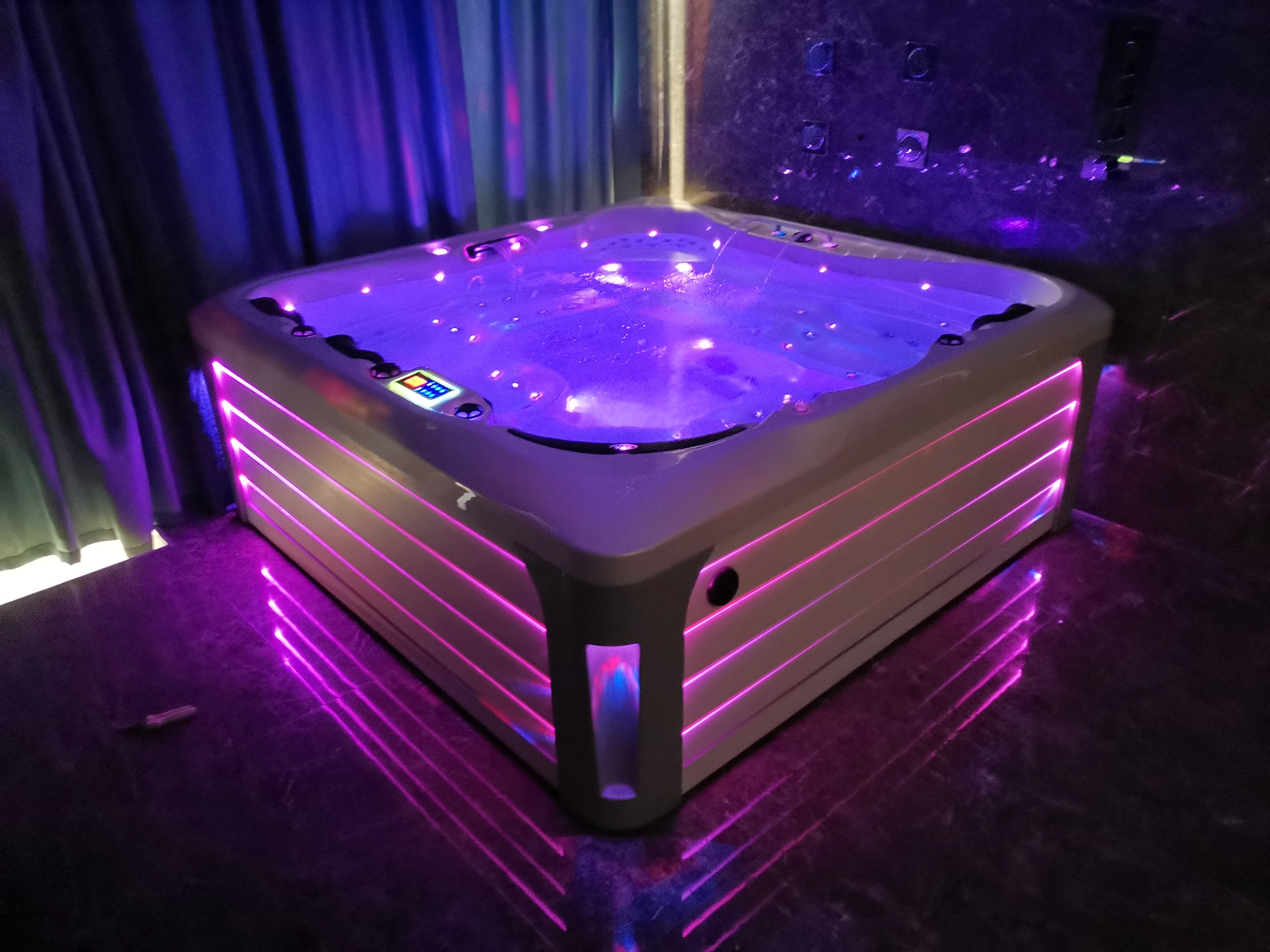 Portable Outdoor Relaxing Spa, Inflatable Hot Tub with 130 Bubble Jets, Heated Massage Pool for Patio & Garden