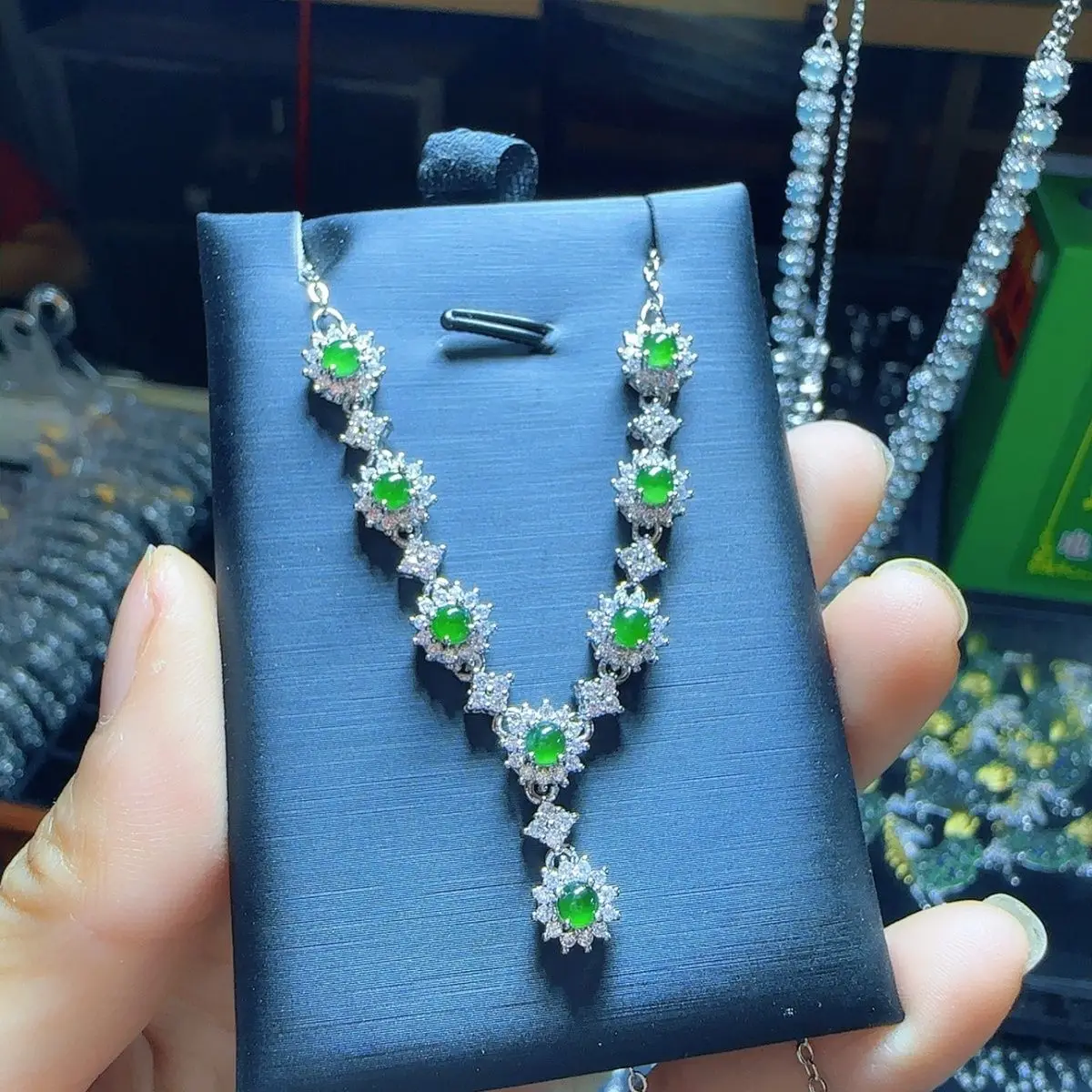 

Natural A jadeite ice green egg noodle chain (choose the best one for diversity)