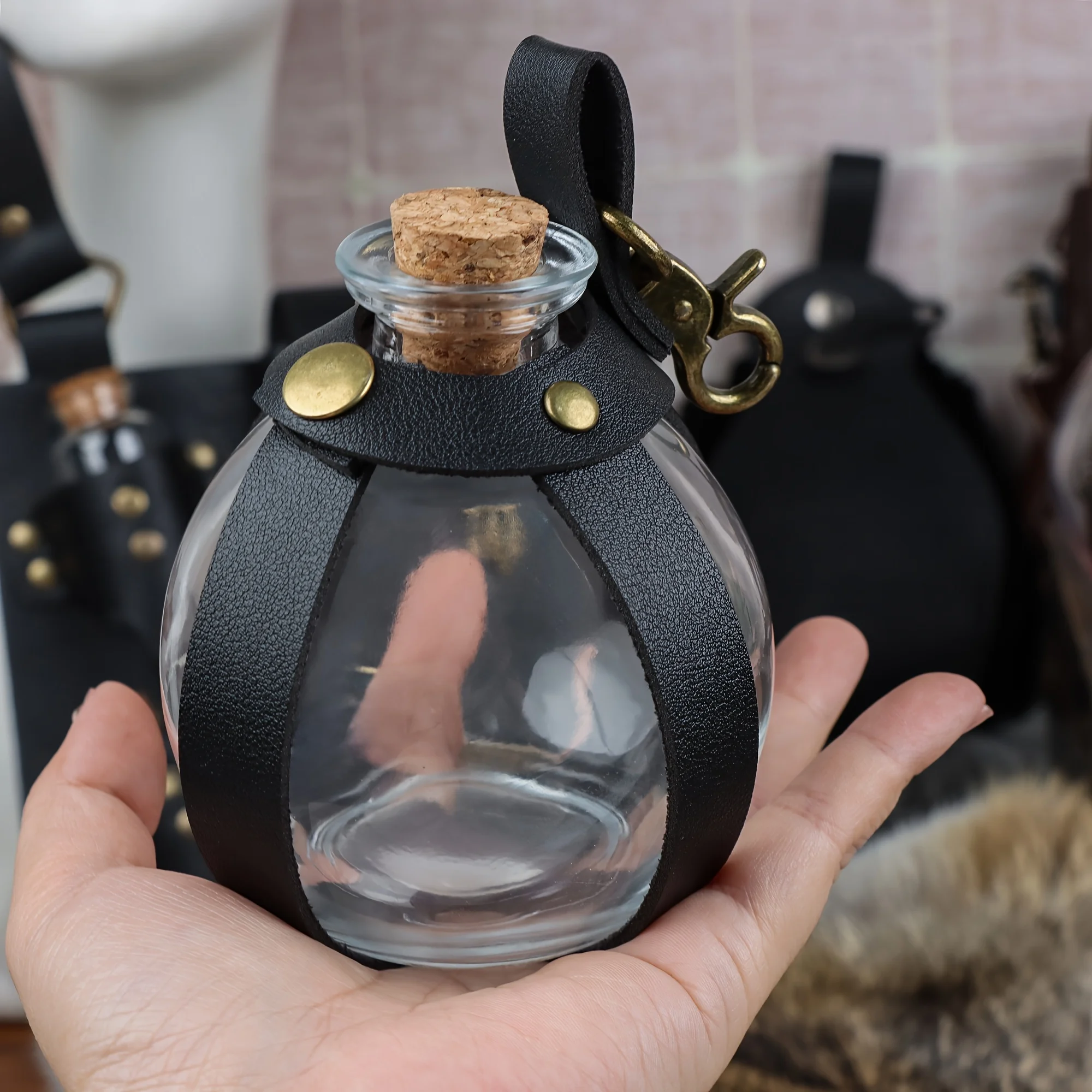 Zaubertrankflasche mit PU-Lederhalter – mittelalterlicher Stil für Cosplay, Kostüm-Requisiten und Themenveranstaltungen