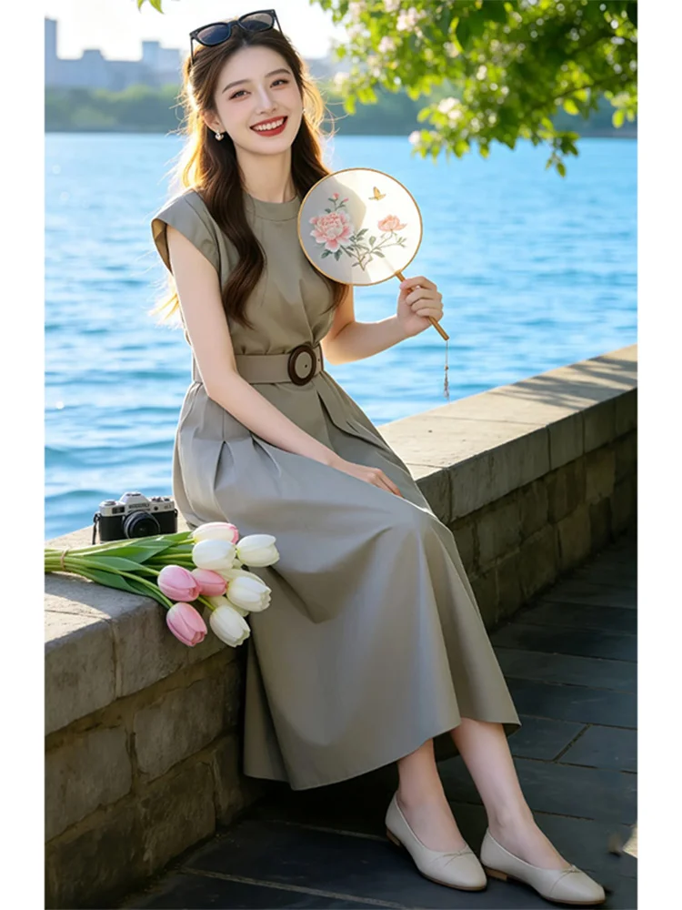 Elegant Mid-Length Sleeveless Waist-Cinching Dress for Women Beautiful Slimming A-Line Skirt Vintage Style Casual Wear