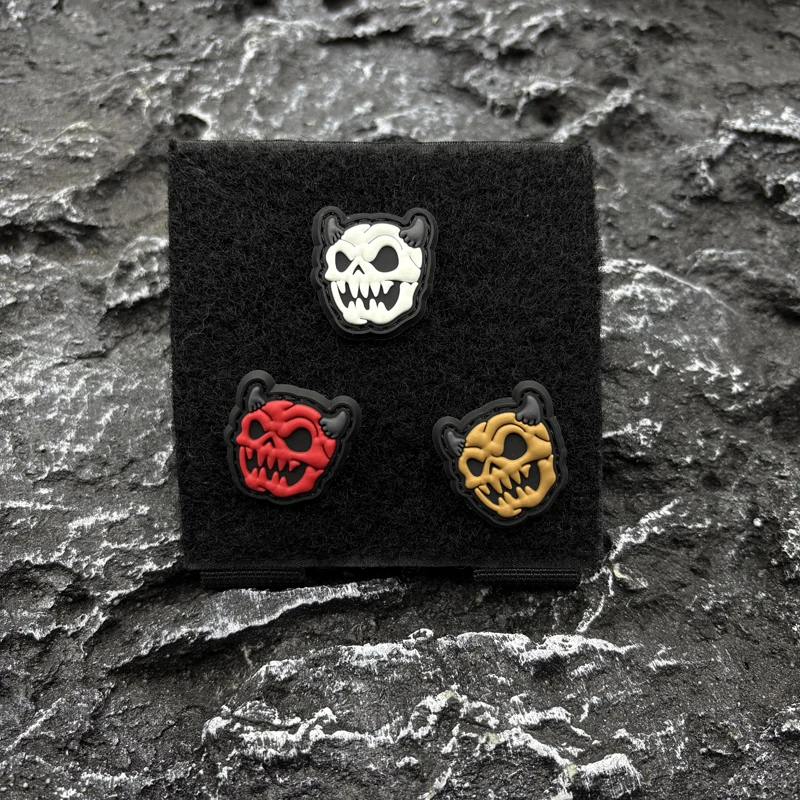 Ein Patch-Abzeichen aus PVC-Material mit Klettverschluss auf der Rückseite, geeignet zum Dekorieren von Taschen, Rucksäcken, Westen und Kleidung