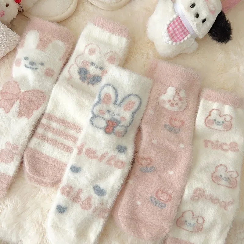 1/5 Paar warme und dicke Plüsch-Nerzpelzsocken für Herbst und Winter mit niedlichen kleinen Kaninchen im Cartoon-Stil für den Schlaf zu Hause, Damen-Bodensocken