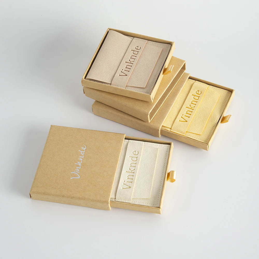 กล่องของขวัญแบบลิ้นชักเลื่อน ขนาด 7x7x1.7 ซม. พร้อมโลโก้สั่งทำ 24 ชุด  พร้อมถุงขนาด 6.2x6.2 ซม. สำหรับเก็บสร้อยคอ ต่างหู กำไล แหวน