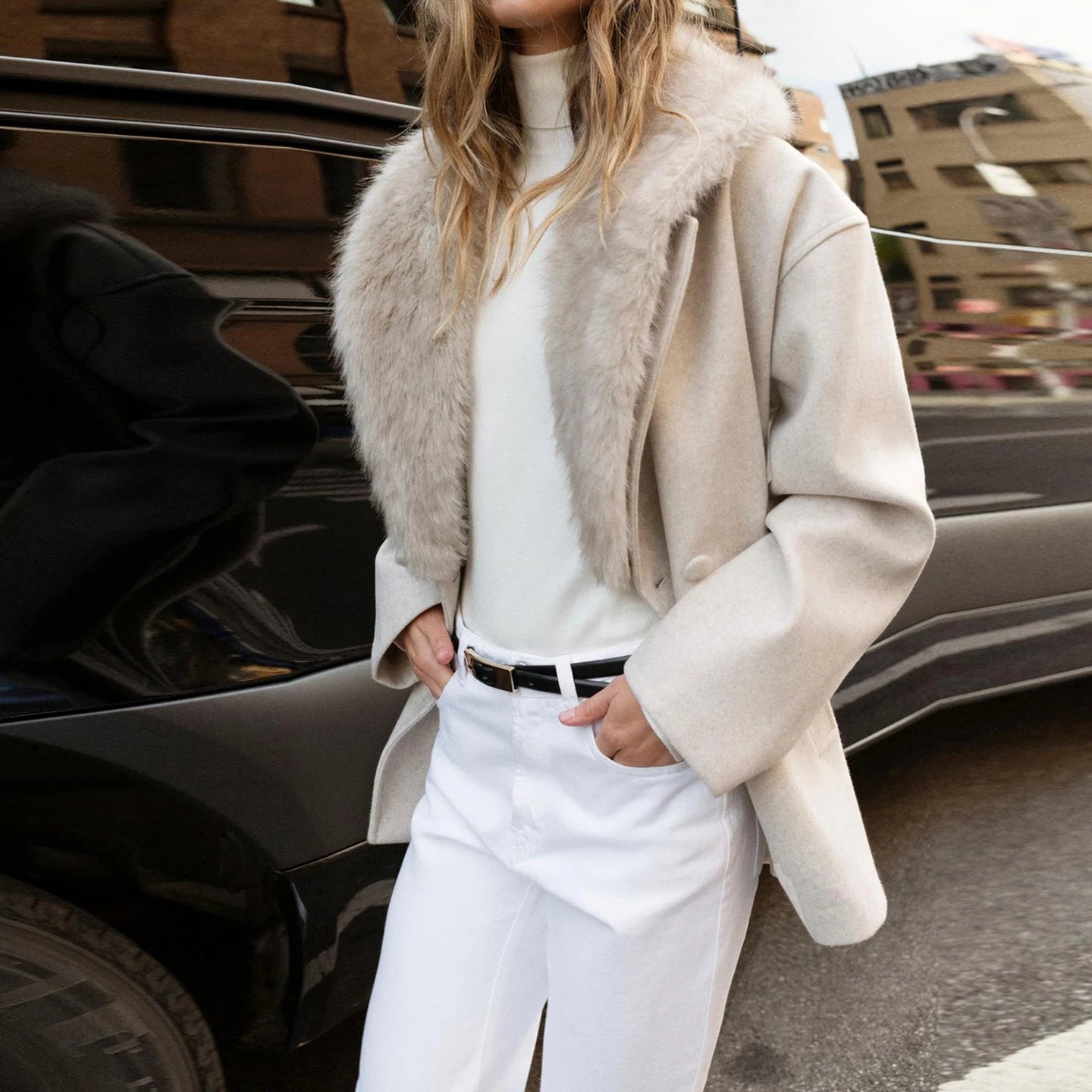 Nowa kolekcja zimowa 2025: Damski płaszcz w stylu europejskim z futrzanym kołnierzem, długi, zapinany na podwójne guziki, elegancki.