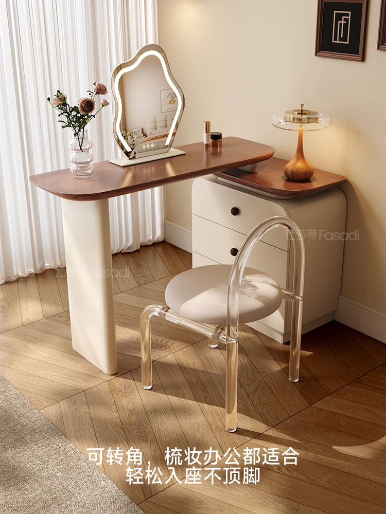 خزانة تخزين من الخشب الصلب في العصور الوسطى، خزانة ملابس مدمجة كريمية بسيطة على الصدر، شقة صغيرة