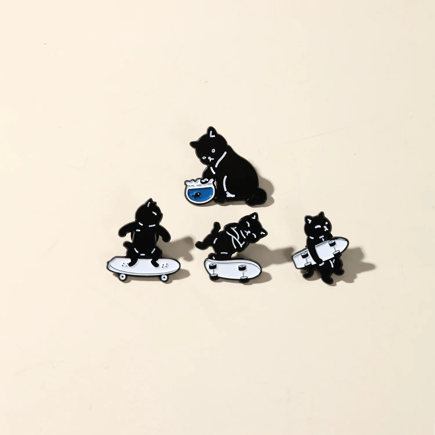 Broche de gato negro para monopatín de dibujos animados, insignia de metal versátil de dibujos animados, bolso personalizado a la moda, alfileres para bufanda, regalo