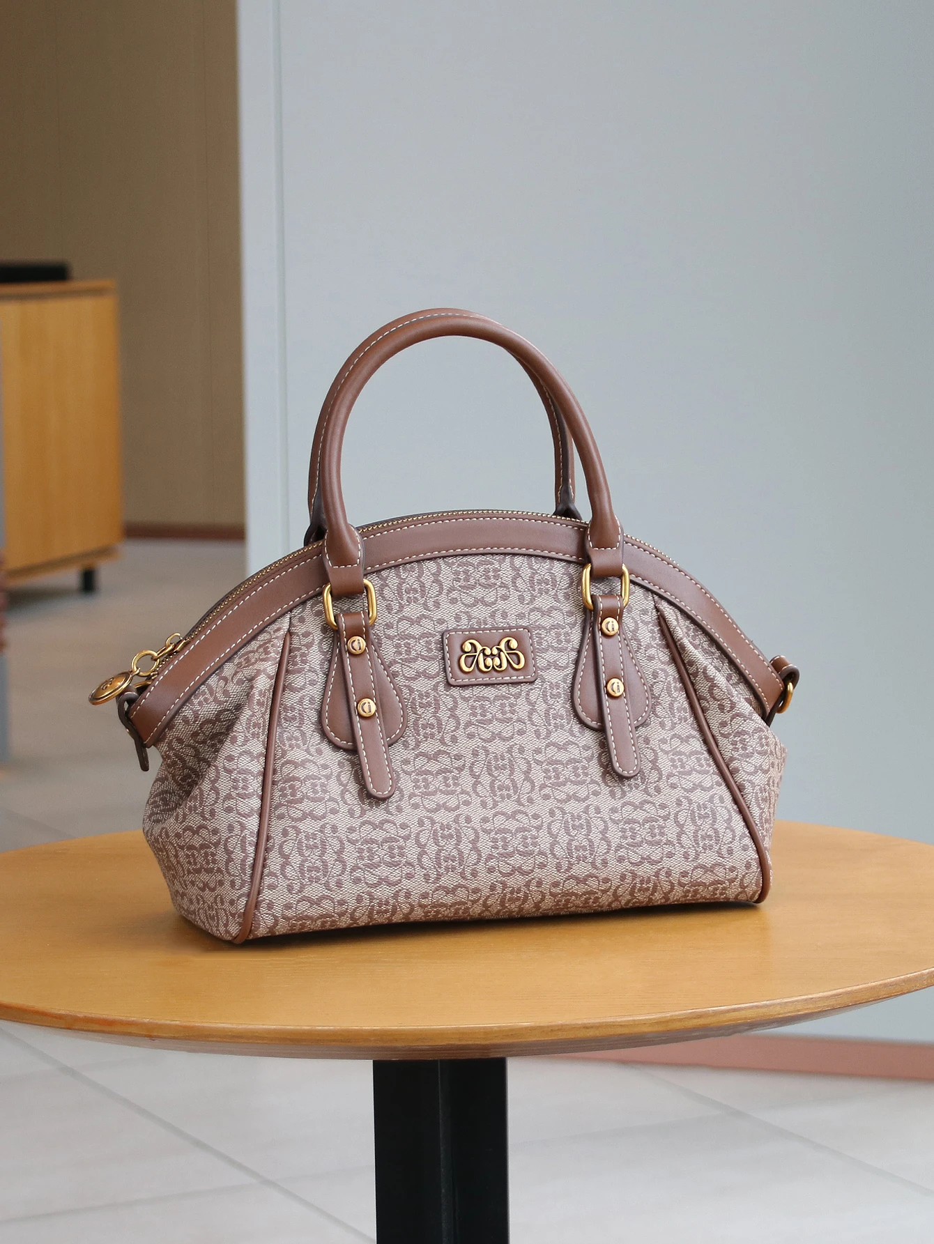 

Fashion high-quality handbag portable commuter shell bag women's 2025 new luxury niche design high-end Joker large-capacity shou