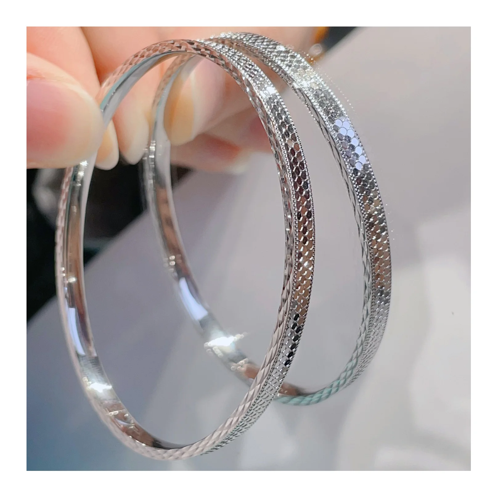 

Xinfly Fashion Fine Jewelry Platinum Pure Gold PT950 Fish Scale Shape Bangle Wholesale Bangles Bracelet Custom