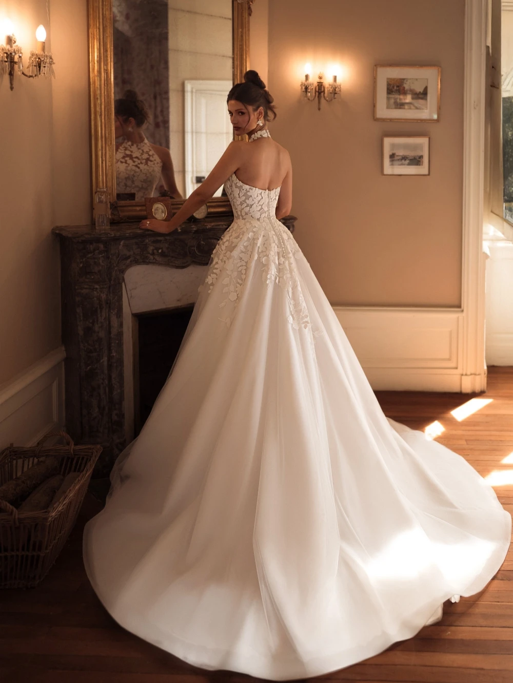 Splendido abito da sposa con applicazioni in pizzo, abito da sposa con scollo all'americana aperto sul retro, abiti lunghi eleganti in tulle a trapezio personalizzati per la sposa