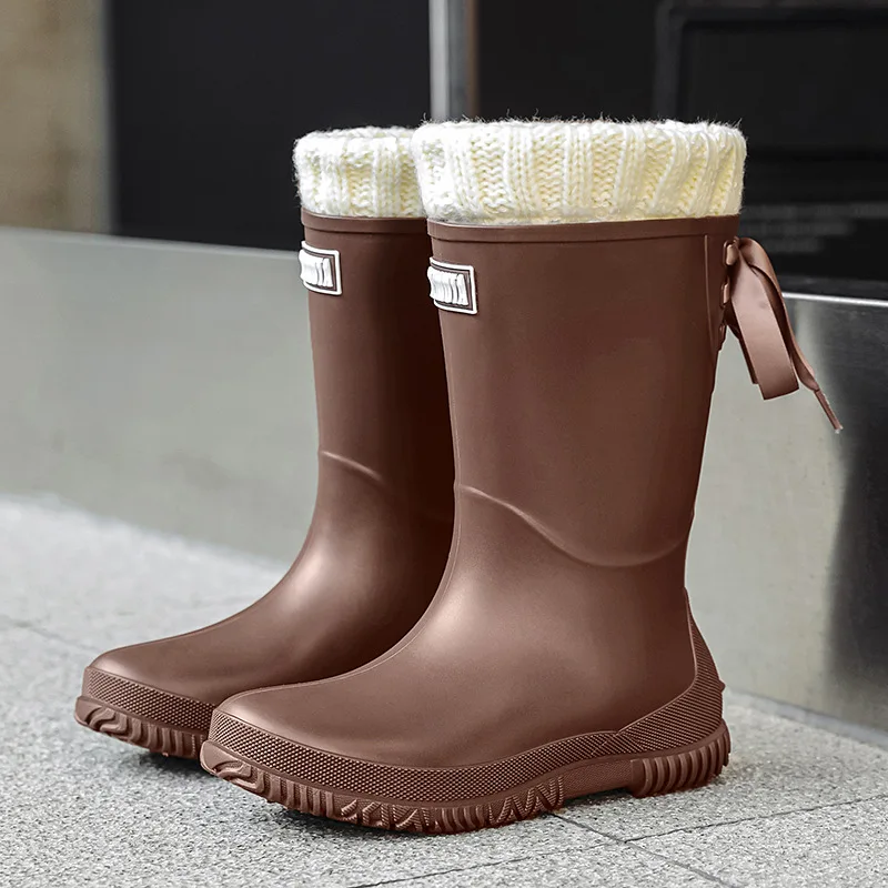 Botas de chuva femininas de veludo de pelúcia simples tubo médio alto sapatos de água à prova dwaterproof água e antiderrapante sapatos de borracha de trabalho dias chuvosos botas de viagem