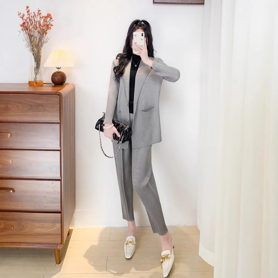 

Miyake Pleated Small Fragrant Wind Suit 2025 Summer New Fish Scale Pleated Cardigan Jacket + Slim Pants 2-piece Temperament Suit