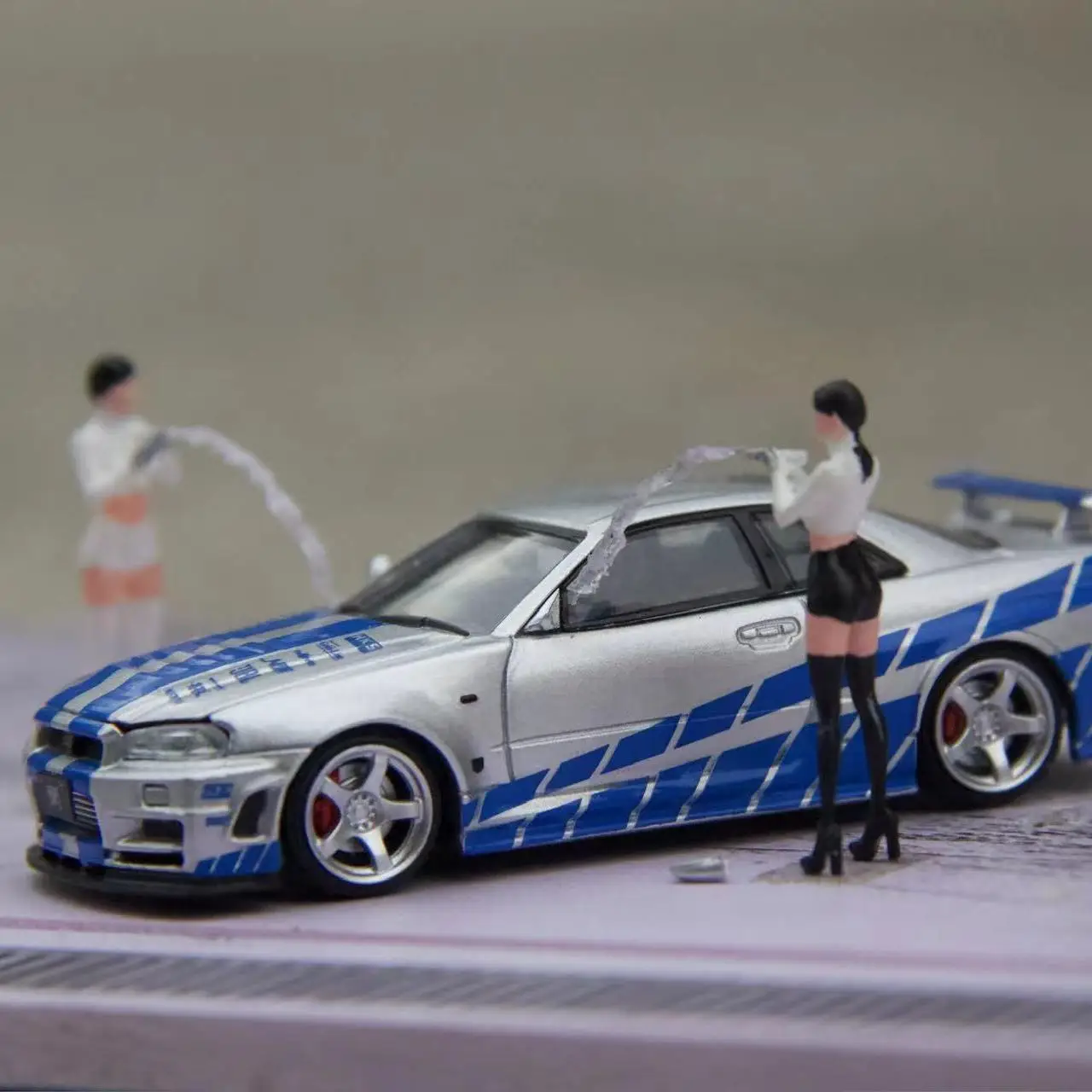 โมเดลฟิกเกอร์สาวล้างรถขนาด 1:64 สำหรับฉากจำลองบนโต๊ะทราย อุปกรณ์ตกแต่งไดโอรามา