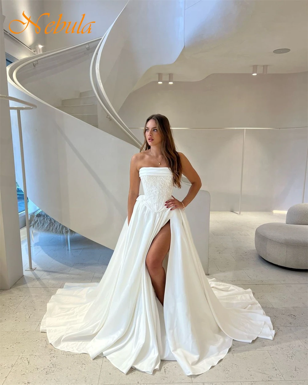 맞춤형 보헤미안 화이트 새틴 웨딩 드레스, 포멀한 스트랩리스 슬리브리스 신부 드레스, 꿈같은 A라인 코트 트레인 베스티도 데 노비아