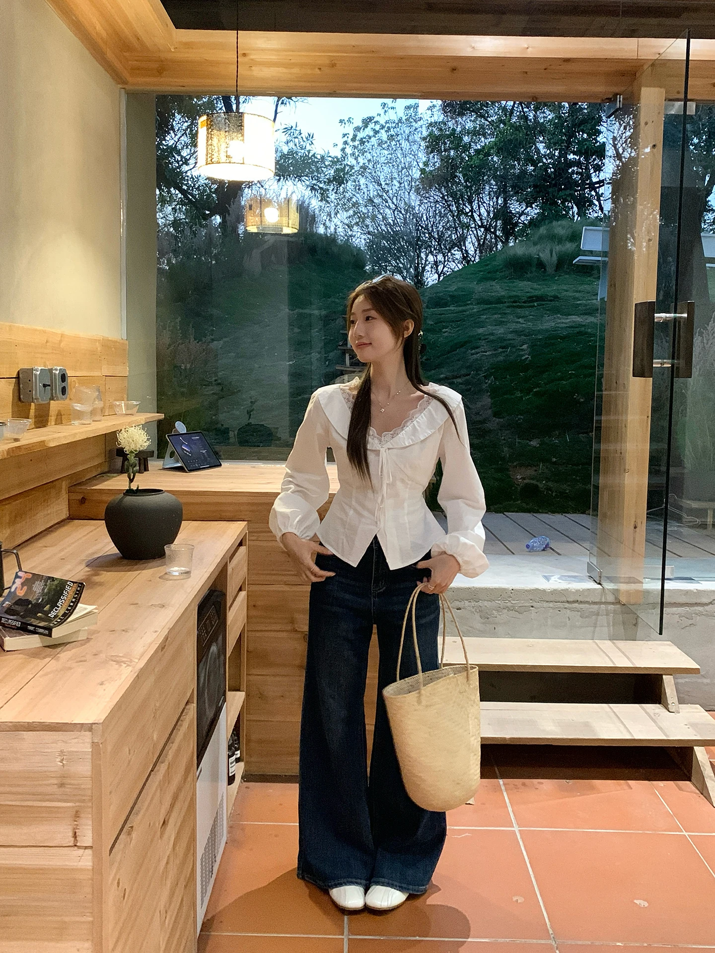 White Lace Splice Long Sleeve Shirt Women's Spring New Design Waist Cinching Short Top Korean Style Cotton Linen Blend view 3