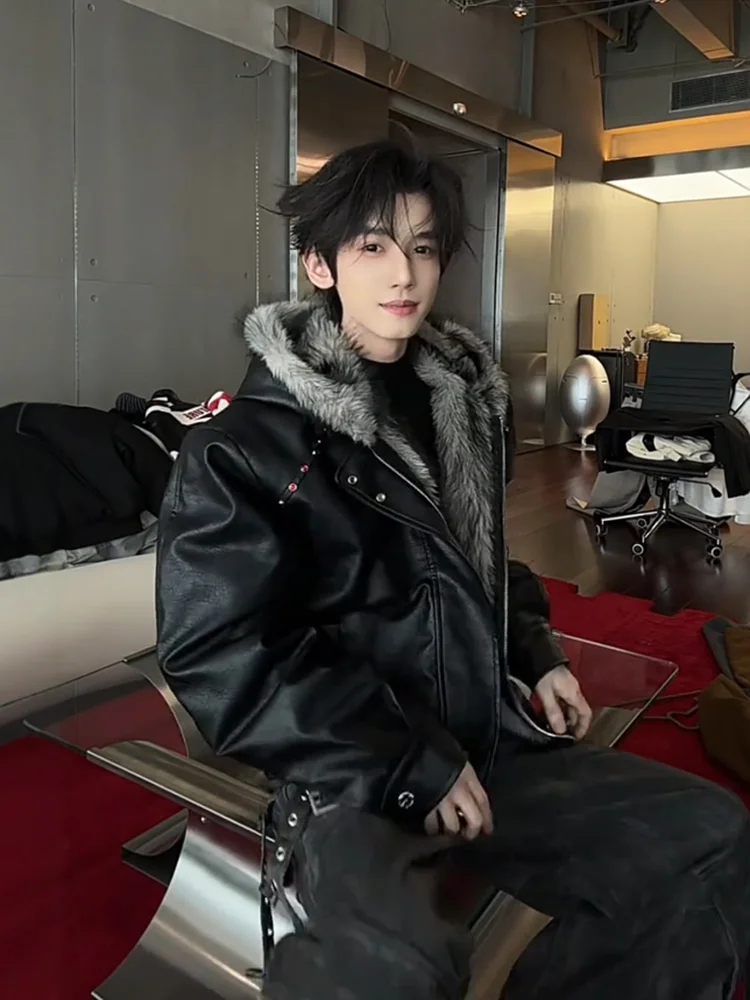 سترات عصرية بقلنسوة للرجال لشتاء 2025 معاطف جديدة سميكة ودافئة وقصيرة للدراجات النارية سترات رجالي وسيم رائعة بأكمام طويلة