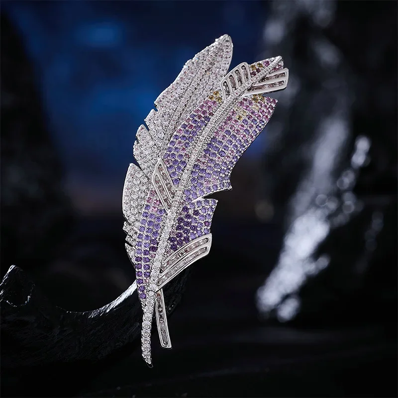 بروش أنيق من الريش الراقية الجديد لعام 2025، دبوس إكسسوار بدلة سهرة فاخر وأنيق وعصري ورائع