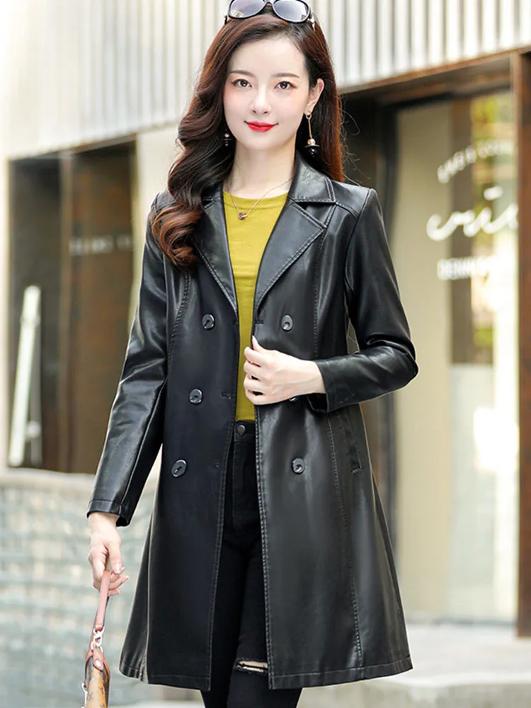 سترة جلدية نسائية من النسخة الكورية سترة واقية طويلة جديدة للربيع والخريف تناسب الركبة سترة من جلد البولي يوريثان