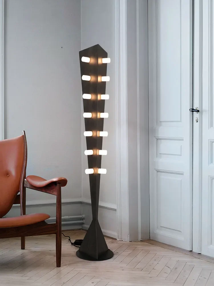 Lâmpada de assoalho decorativa triangular, escultura triangular, sala e sofá do quarto, quarto modelo, arte original