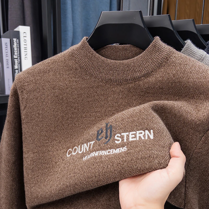 سترة رجالية من الصوف المنك لعام 2025 للخريف والشتاء بنمط جديد قميص شبه عالي الرقبة ، بلوزة دافئة سميكة في منتصف العمر والشباب