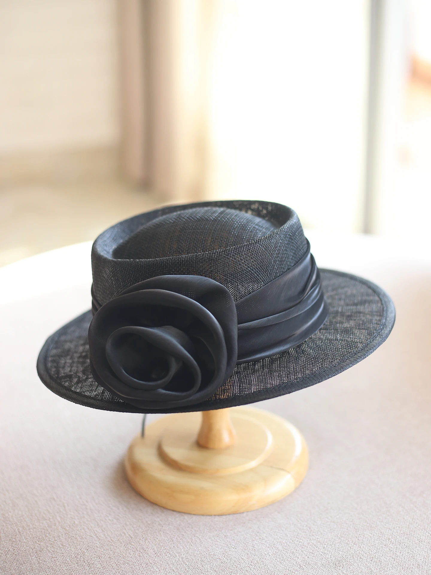 chapeau-bob-en-paille-Elegant-et-tendance-pour-femme-protection-solaire-style-britannique-respirant-pour-sorties-et-shopping-effet-amincissant-visage-casquette-d'Ete